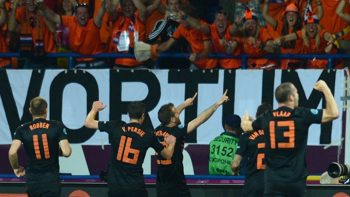 Hà Lan ăn mừng bàn thắng sớm.